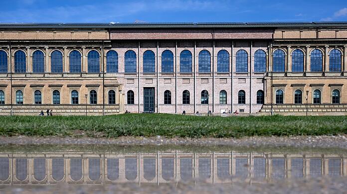 Der Blick in den Spiegel hat nichts gebracht, jetzt muss eine frühere Staatsanwältin in den Bayerischen Staatsgemäldesammlungen für Klarheit sorgen. Wobei nicht klar ist, welche der Pinakotheken - hier die Alte - von den neuen Vorwürfen betroffen ist.