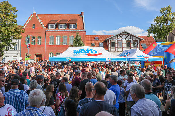 "Die AfD ist präsent": Menschen nehmen in Sachsen-Anhalt an einem "Familienfest" der AfD teil. "Die AfD ist präsent": Menschen nehmen in Sachsen-Anhalt an einem "Familienfest" der AfD teil.
