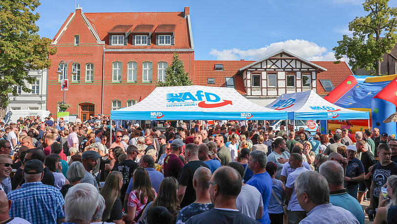 "Die AfD ist präsent": Menschen nehmen in Sachsen-Anhalt an einem "Familienfest" der AfD teil. "Die AfD ist präsent": Menschen nehmen in Sachsen-Anhalt an einem "Familienfest" der AfD teil.