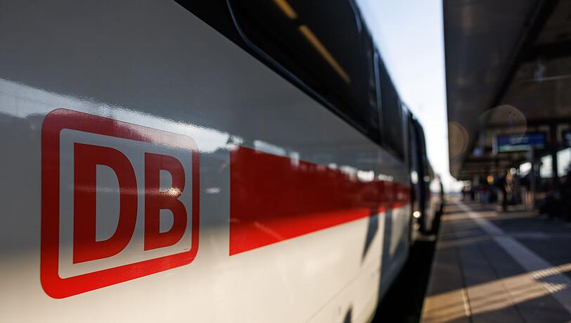 Wegen der Sperrung eines Streckenabschnitts müssen Züge laut Bahn an geeigneten Stellen warten. (Symbolbild) Wegen der Sperrung eines Streckenabschnitts müssen Züge laut Bahn an geeigneten Stellen warten. (Symbolbild)