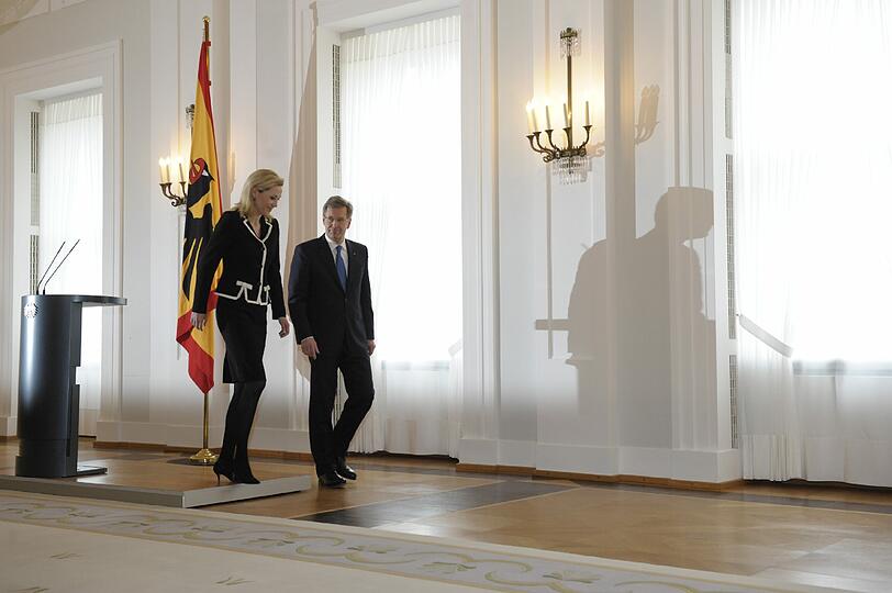 Christian Wulff trat vom Amt des Bundespräsidenten mit den Worten zurück: "Die Entwicklung der vergangenen Tage und Wochen hat gezeigt, dass dieses Vertrauen und damit meine Wirkungsmöglichkeiten nachhaltig beeinträchtigt sind. Aus diesem Grund wird es mir nicht mehr möglich, das Amt des Bundespräsidenten nach innen und nach außen so wahrzunehmen, wie es notwendig ist."