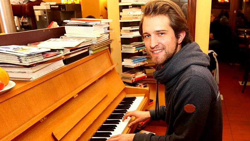 Philip Röder am Klavier in einem Haidhauser Café: In dieses Viertel würde er gerne ziehen, findet aber kein WG-Zimmer. Philip Röder am Klavier in einem Haidhauser Café: In dieses Viertel würde er gerne ziehen, findet aber kein WG-Zimmer.