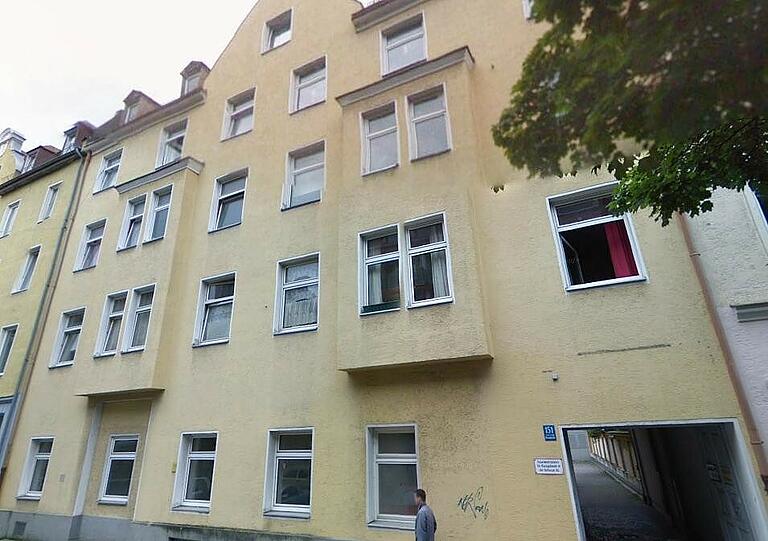 Westendstraße 151 (Schwanthalerhöhe): Das 1898 erbaute Anwesen besteht mit Vorder- und Rückgebäude aus 23 Wohneinheiten, von denen bereits elf seit vergangenem Jahr leer stehen. Bis Oktober 2015 sollen alle Mieter raus sein. Dann wird umfassend saniert: Laut Eigentümerin GWG weist das Haus einen &bdquo;erheblichen Instandhaltungsstau&ldquo; auf, die Bäder seien größtenteils nicht mehr intakt und die Räume würden noch mit Ofenheizungen gewärmt. Unsanierte Wasserschäden hätten zudem die Holzbalken durchweicht und damit die Statik des Gebäudes beschädigt.