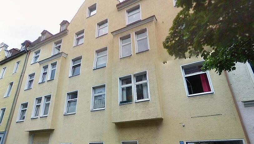 Westendstraße 151 (Schwanthalerhöhe): Das 1898 erbaute Anwesen besteht mit Vorder- und Rückgebäude aus 23 Wohneinheiten, von denen bereits elf seit vergangenem Jahr leer stehen. Bis Oktober 2015 sollen alle Mieter raus sein. Dann wird umfassend saniert: Laut Eigentümerin GWG weist das Haus einen „erheblichen Instandhaltungsstau“ auf, die Bäder seien größtenteils nicht mehr intakt und die Räume würden noch mit Ofenheizungen gewärmt. Unsanierte Wasserschäden hätten zudem die Holzbalken durchweicht und damit die Statik des Gebäudes beschädigt. Westendstraße 151 (Schwanthalerhöhe): Das 1898 erbaute Anwesen besteht mit Vorder- und Rückgebäude aus 23 Wohneinheiten, von denen bereits elf seit vergangenem Jahr leer stehen. Bis Oktober 2015 sollen alle Mieter raus sein. Dann wird umfassend saniert: Laut Eigentümerin GWG weist das Haus einen „erheblichen Instandhaltungsstau“ auf, die Bäder seien größtenteils nicht mehr intakt und die Räume würden noch mit Ofenheizungen gewärmt. Unsanierte Wasserschäden hätten zudem die Holzbalken durchweicht und damit die Statik des Gebäudes beschädigt.