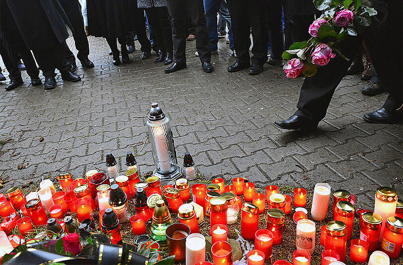 Die Trauer in Tschechien ist nach dem Amoklauf in einem Lokal groß. Insgesamt starben neun Menschen, inklusive Attentäter bei der Tat.