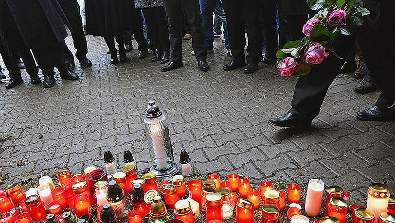 Die Trauer in Tschechien ist nach dem Amoklauf in einem Lokal groß. Insgesamt starben neun Menschen, inklusive Attentäter bei der Tat. Die Trauer in Tschechien ist nach dem Amoklauf in einem Lokal groß. Insgesamt starben neun Menschen, inklusive Attentäter bei der Tat.