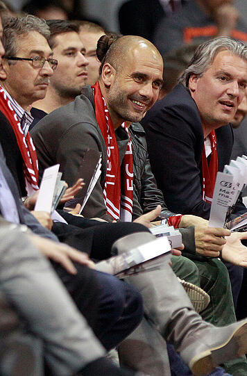 Am Mittwochabend waren Pep Guardiola und Uli Hoeneß zu Gast im Audi Dome. Verhindern konnten sie die Niederlage des FC Bayern aber nicht - gegen die Brose Baskets aus Bamberg liegen die Münchner nun 0:2 zurück.