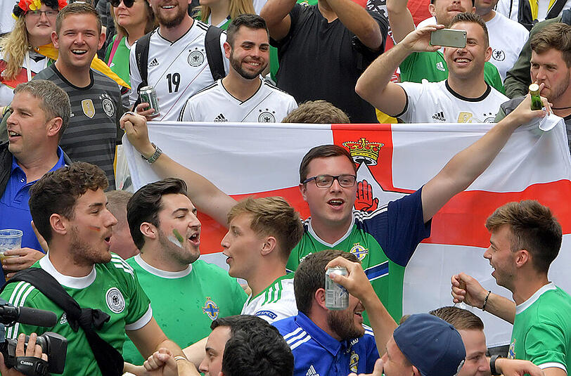 TOPS - Irische Fans: Unvergessen bleibt der nordirische Kult-Hit "Will Grigg's on fire", auch wenn der Drittliga-Stürmer bei der EM nicht eine Minute gespielt hat.
