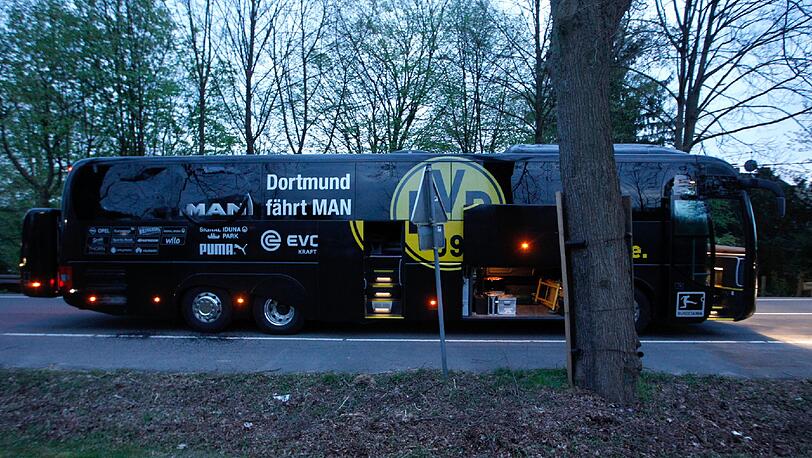 Der BVB-Bus wurde nach Vereinsangaben an zwei Stellen beschädigt. Auf Bildern war zu erkennen, dass die hinterste Scheibe auf der rechten Seite zersplittert war.
