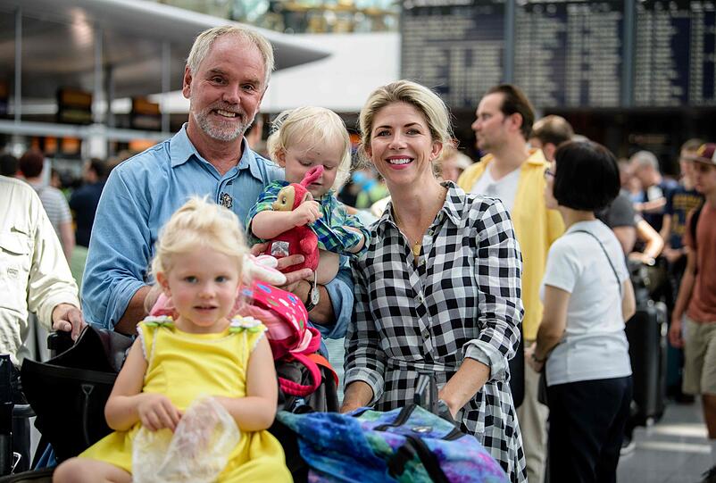 Familie Michaels-Moore wartet auf ihren Flug nach Albuquerque.