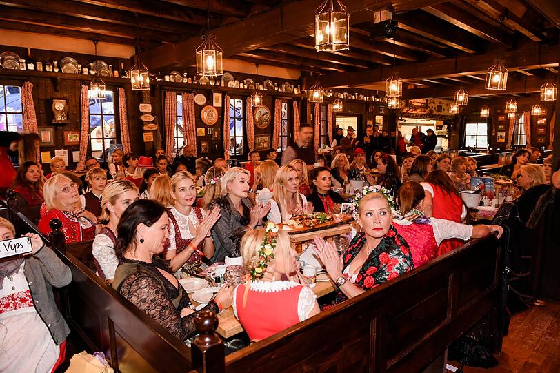 Die VIP-Ladies in Rot auf der Red Damen Wiesn sammeln Geld für den guten Zweck.