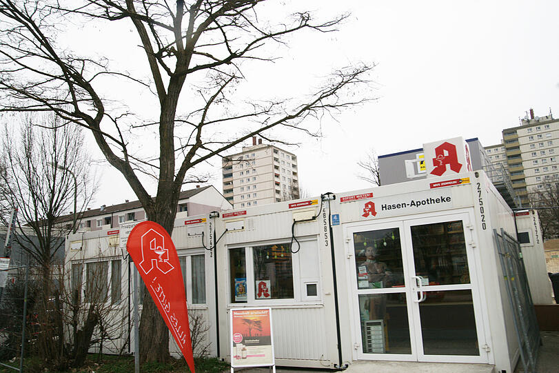 Corporate Identity: Im Hasenbergl gibt&rsquo;s natürlich auch eine &ndash; Hasen-Apotheke. Wegen einer Großbaustelle ist sie vorübergehend in einem Container untergebracht.