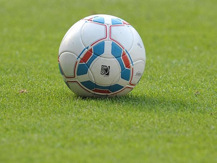 Ein Fußball liegt auf Spielfeld. Foto: picture alliance / dpa/Symbolbild