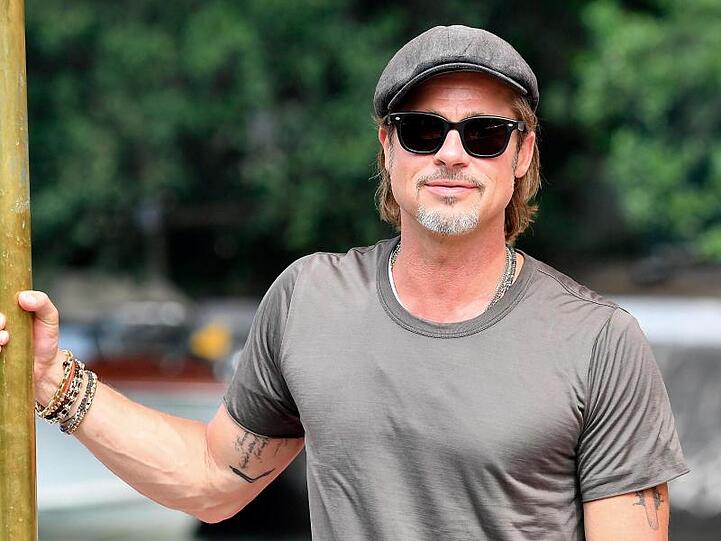 Typisch Brad Pitt: mit Sonnenbrille und Kappe.
