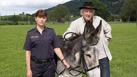 "Mein Vater, der Esel und ich": Tinka (Isabell Polak) bekommt überraschenden Besuch von Hartmut "Bonanza" Zeller (Günther Maria Halmer).