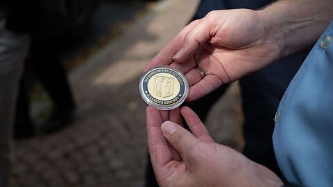 Am ersten Tag seiner Sommertour durch Th&uuml;ringen und Hessen verteilt Dobrindt mehrere "Coins".