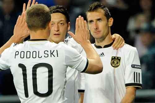 Miroslav Klose (r) jubelt nach seinem Treffer zum 1:0 mit Lukas Podolski (l) und Mesut Özil.