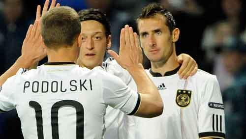 Miroslav Klose (r) jubelt nach seinem Treffer zum 1:0 mit Lukas Podolski (l) und Mesut Özil. Miroslav Klose (r) jubelt nach seinem Treffer zum 1:0 mit Lukas Podolski (l) und Mesut Özil.
