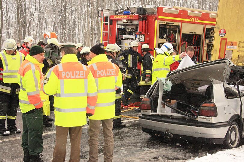 Das Auto der vier Rumänen war am Montag südlich von Rosenheim auf einem Parkplatz in den abgestellten Sattelzug gerast und wurde beimAufprall fast völlig unter das Heck des Lastwagens geschoben. Drei
junge Männer waren sofort tot. Die Polizei hatte das Auto vorher kontrolliert, hat jedoch keine Auffälligkeiten feststellen können wie es heißt.