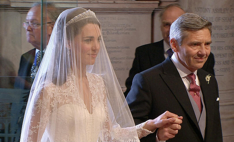 Der Brautvater führt Kate zum Altar.