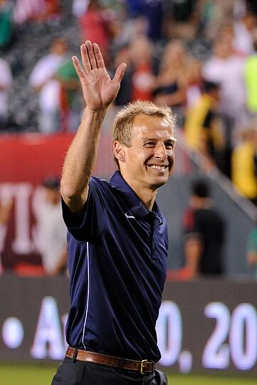 1:1 gegen Mexiko - Beim erstebn Spiel der US-Fußballnationalmannschaft mit Jürgen Klinsmann hüpfte der Coach am Spielfeldrand wie ein Flummi. Die Bilder.