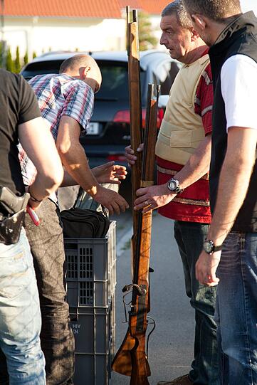 ... darunter mehrere Gewehre und Munition.