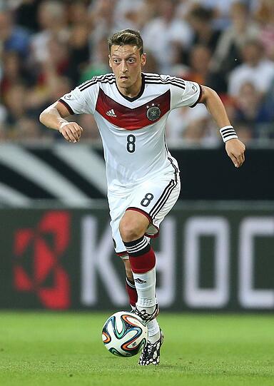 Andy Özil:
Ähnlichkeiten: &bdquo;Haste Scheiße am Fuß, haste Scheiße am Fuß&ldquo; &ndash; der Satz könnte statt von Andy Brehme auch von Mesut Özil stammen. Beide auf ihre eigene Art brillant und limitiert zugleich.