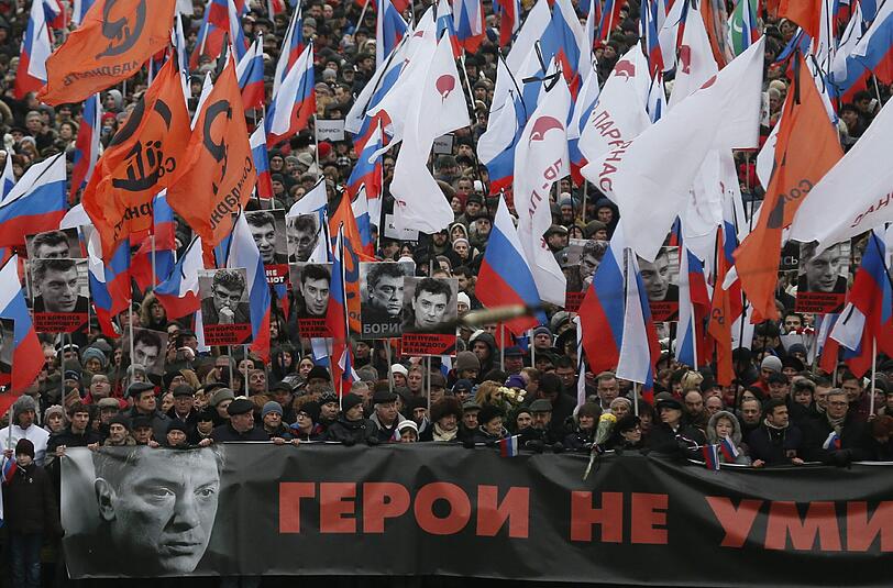 Zehntausende Menschen haben in Moskau Abschied von Boris Nemzow genommen.
