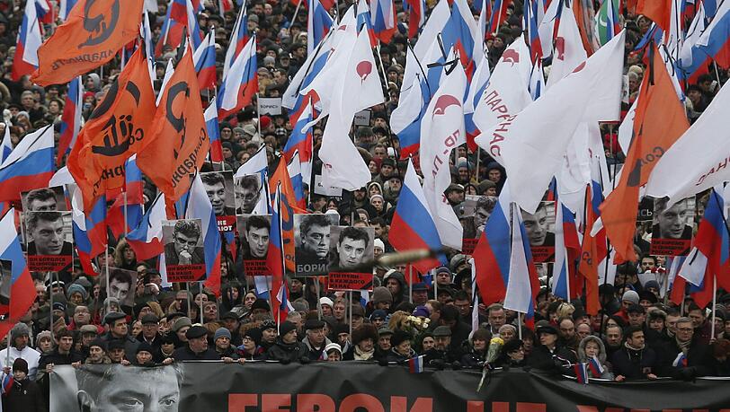 Zehntausende Menschen haben in Moskau Abschied von Boris Nemzow genommen. Zehntausende Menschen haben in Moskau Abschied von Boris Nemzow genommen.
