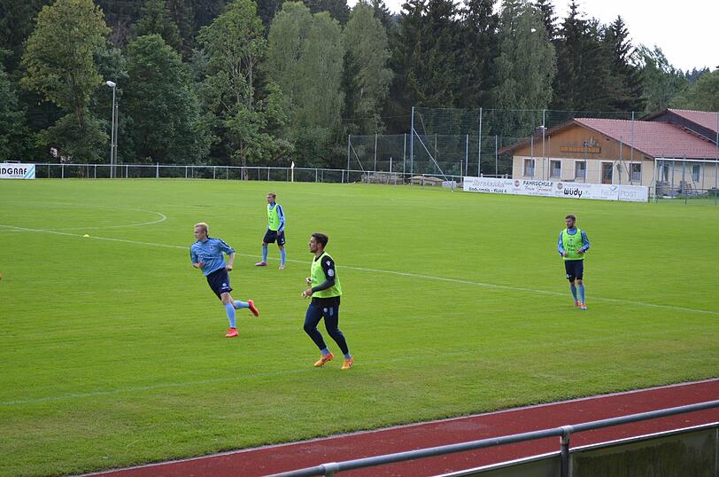 Trainer Torsten Fröhling und Co. in der Saisonvorbereitung bei der Arbeit - der TSV 1860 hat sein erstes Trainingslager in Bodenmais aufgeschlagen.