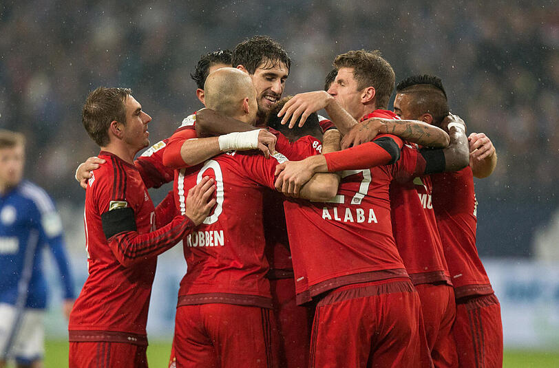 Die Spieler des FC Bayern feiern den 3:1-Erfolg des FC Bayern gegen Schalke. Sehen Sie hier die AZ-Einzelkritik der Bayern-Stars.