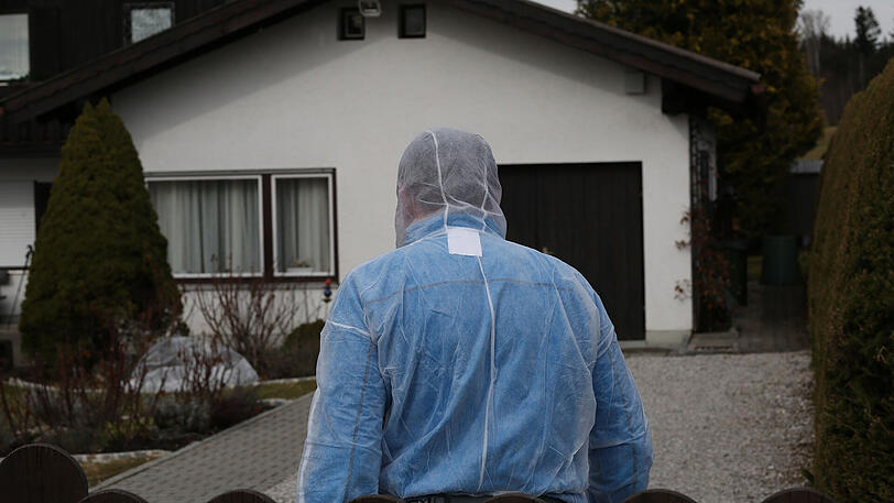 In diesem Haus starben zwei Menschen: Spurensicherer untersuchen das Anwesen von Luise S. auf Hinweise nach den Tätern.