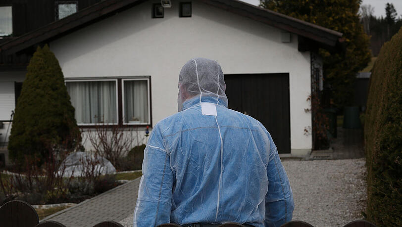 In diesem Haus starben zwei Menschen: Spurensicherer untersuchen das Anwesen von Luise S. auf Hinweise nach den Tätern.