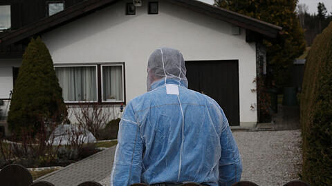 In diesem Haus starben zwei Menschen: Spurensicherer untersuchen das Anwesen von Luise S. auf Hinweise nach den Tätern.