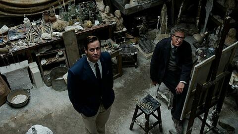 Schaffenspause: Giacometti (Geoffrey Rush, rechts) und sein Model (Armie Hammer).