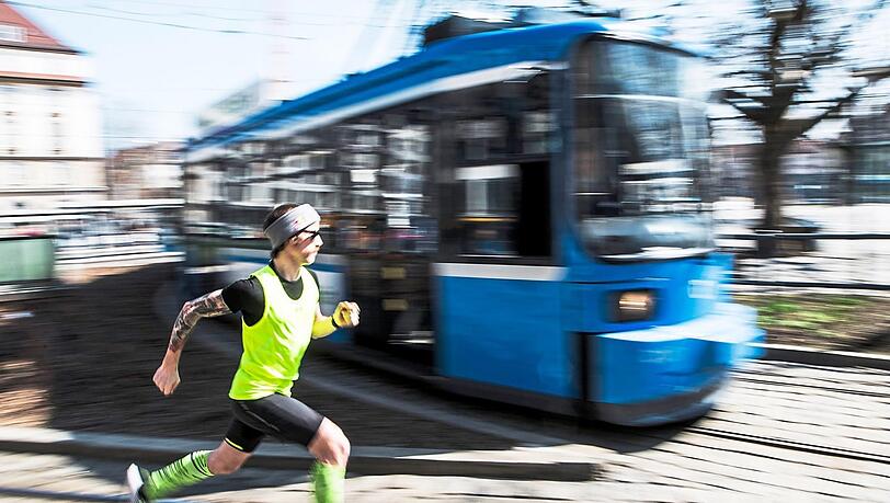Ungewöhnliches Duell: Florian Neuschwander gegen die Tram - lange sah er wie der klare Sieger aus. Ungewöhnliches Duell: Florian Neuschwander gegen die Tram - lange sah er wie der klare Sieger aus.