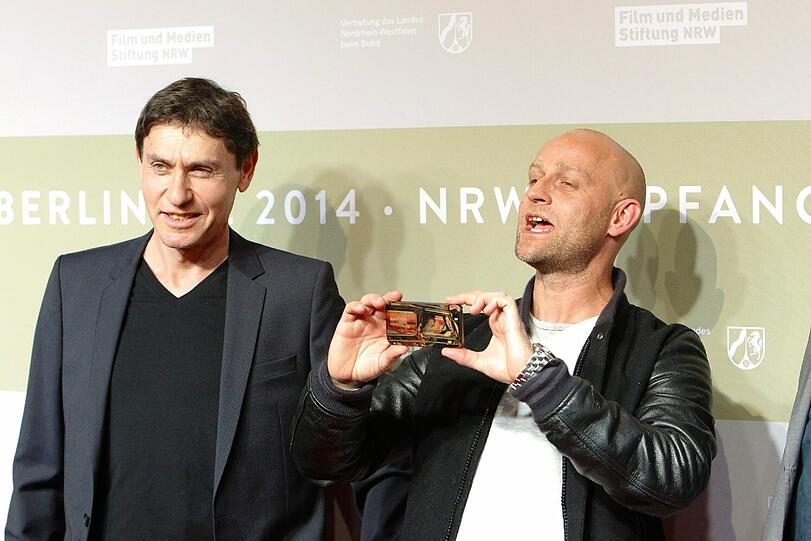 Jürgen Vogel  (rechts) kontert mit seiner Handy-Kamera beim Empfang der Filmstiftung NRW im Rahmen der 64. Berlinale.