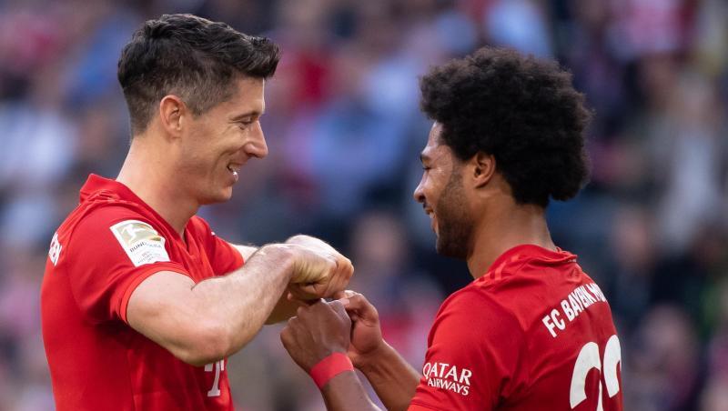 Serge Gnabry (r) gratuliert seinem Bayern-Kollegen Robert Lewandowski zum Torrekord. Serge Gnabry (r) gratuliert seinem Bayern-Kollegen Robert Lewandowski zum Torrekord.