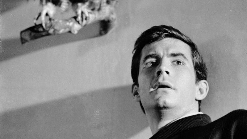 Ein junger Mann mit vielen Problemen und einer mörderischen Energie: Norman Bates (Anthony Perkins). Ein junger Mann mit vielen Problemen und einer mörderischen Energie: Norman Bates (Anthony Perkins).