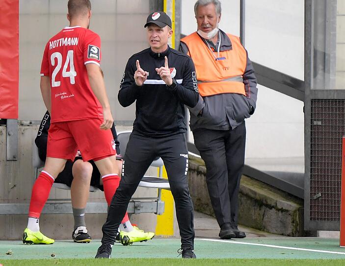 Anfeindungen von den Rängen? Aber gerne! Türkgücüs TrainerPetr Ruman, früher torgefährlicher Mittelfeldspieler.