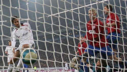 Eingenetzt: Luca Toni erzielt das 4:2 für den FC Bayergegen Tor Nummer vier für die Bayern gegen Wuppertal Eingenetzt: Luca Toni erzielt das 4:2 für den FC Bayergegen Tor Nummer vier für die Bayern gegen Wuppertal