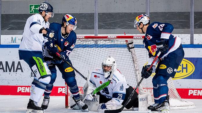 Fanghand: Dietl (r.) hat den Puck vor Max Daubner.