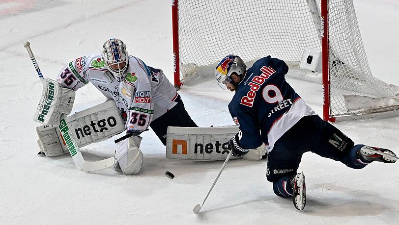 Eisbären-Torhüter Mathias Niederberger (l) gegen Münchens Ben Street.
