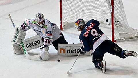 Eisbären-Torhüter Mathias Niederberger (l) gegen Münchens Ben Street.