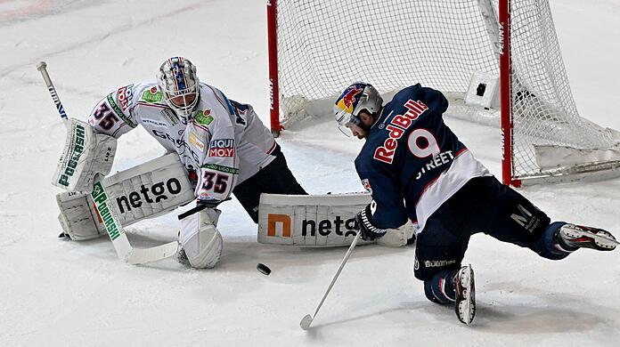 Eisbären-Torhüter Mathias Niederberger (l) gegen Münchens Ben Street.