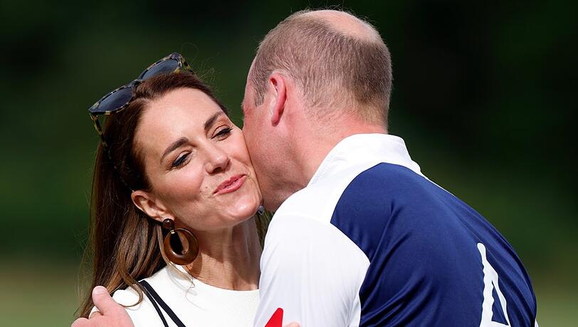 Herzogin Kate küsst Prinz William bei einem Polospiel in Windsor.
