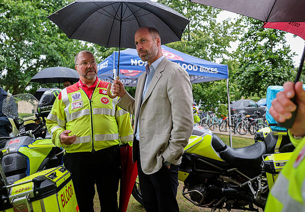 Beim Anblick der "Blood Bikes" in Norfolk verriet Prinz William, noch immer gerne Motorrad zu fahren. Beim Anblick der "Blood Bikes" in Norfolk verriet Prinz William, noch immer gerne Motorrad zu fahren.