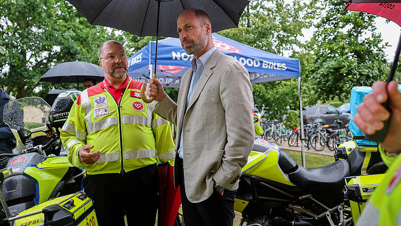 Beim Anblick der "Blood Bikes" in Norfolk verriet Prinz William, noch immer gerne Motorrad zu fahren. Beim Anblick der "Blood Bikes" in Norfolk verriet Prinz William, noch immer gerne Motorrad zu fahren.