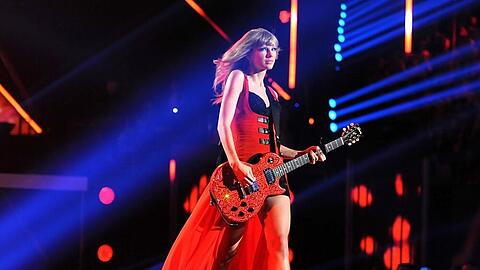 Verführerisch: Taylor Swift im sexy roten Dress und mit Gitarre bei einem ihrer starken Live-Auftritte