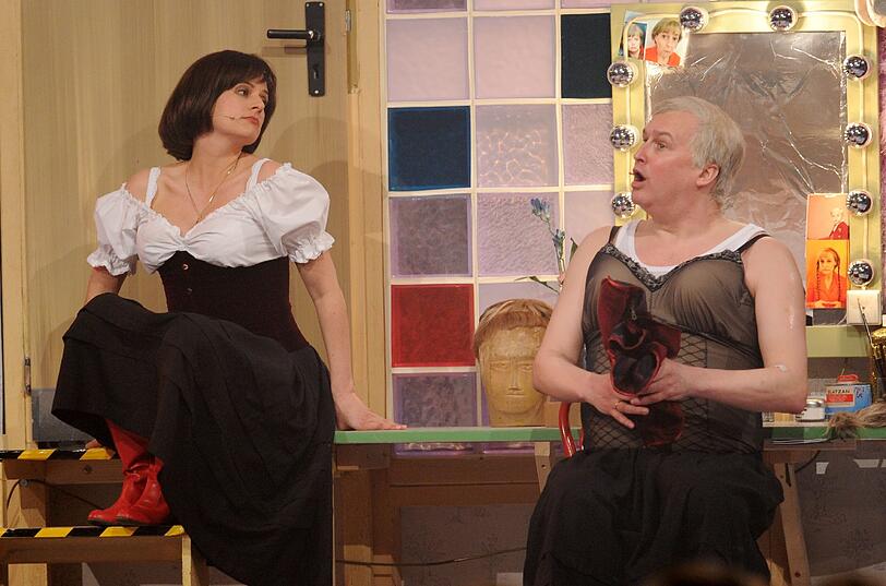 Die Schauspielerin Angela Ascher (als Ilse Aigner) und Schauspieler Christoph Zrenner (als Horst Seehofer).
